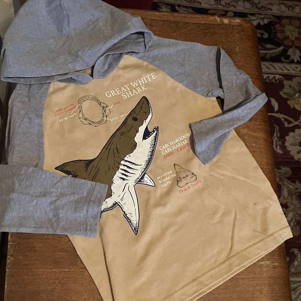 Kids size 6 Great White Shark Hoodie - Tan/Gray
Cotton/polyester blend 3/15$